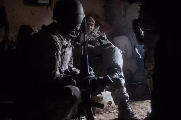 Các nguồn tin truyền thông Ukraine cho biết, ngày hôm đó chỉ còn khoảng 13.000 quân Ukraine ở thành phố Bakhmut và họ dần rút về khu vực trung tâm và phía tây của thành phố. Tình hình thực tế là vô cùng bất lợi cho lực lượng Ukraine hiện còn đồn trú ở trong thành phố. 