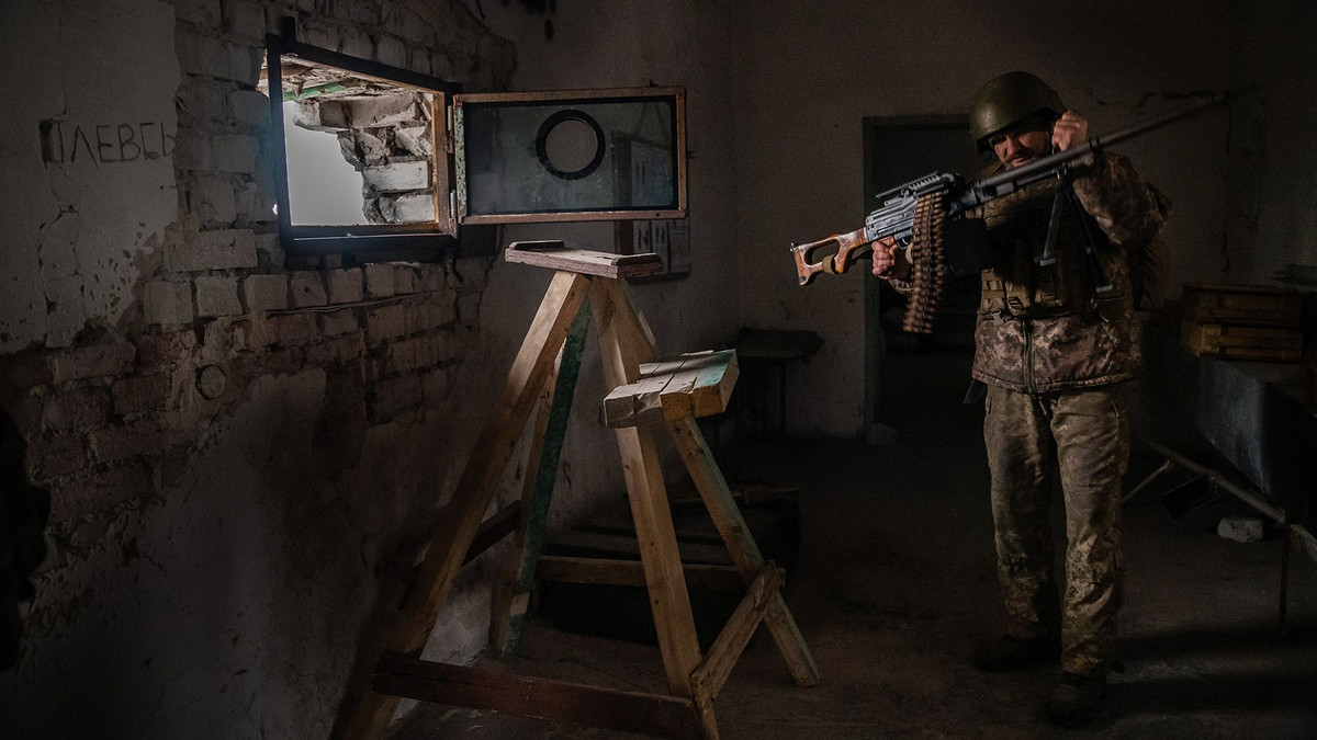 Tình hình Bakhmut nguy ngập, khiến các cố vấn quân sự NATO lo lắng, họ đã nhiều lần đưa ra đề xuất với lãnh đạo cấp cao và quân đội Ukraine, thúc giục họ điều chỉnh chiến lược càng sớm càng tốt, rút quân khỏi Bakhmut, nơi dễ tấn công và khó phòng thủ, để rút về thị trấn Chasov Yar, cách Bakhmut 12km, để tổ chức lại tuyến phòng thủ.