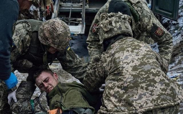 Một lữ đoàn chiến đấu của quân đội Ukraine, khi được rút ra khỏi “cối xay thịt” Bakhmut để nghỉ ngơi và bổ sung, quân số chỉ còn vài trăm người so với biên chế; đủ thấy tình hình giao tranh ở Bakhmut khốc liệt như thế nào và số thương vong của Quân đội Ukraine lớn thế nào. 