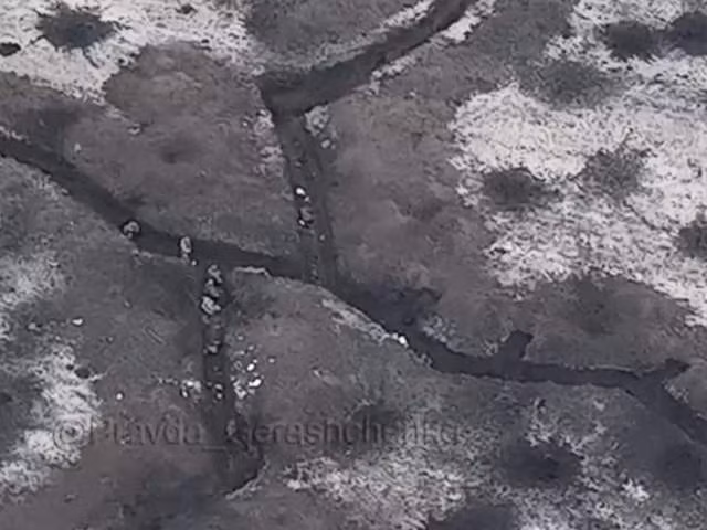 Quân Wagner bị áp đảo rồi tổ chức lại; tổ chức lại rồi bị áp đảo…Cả hai bên giao chiến đã đến mức “lưỡi lê nhuộm đỏ máu”. Các nguồn tin từ phía Ukraine cho biết, binh lính của cả hai bên không chỉ đánh giáp lá cà trong chiến hào, mà thậm chí còn giao tranh tay đôi ác liệt, để tiến thêm vài mét trên chiến tuyến. 