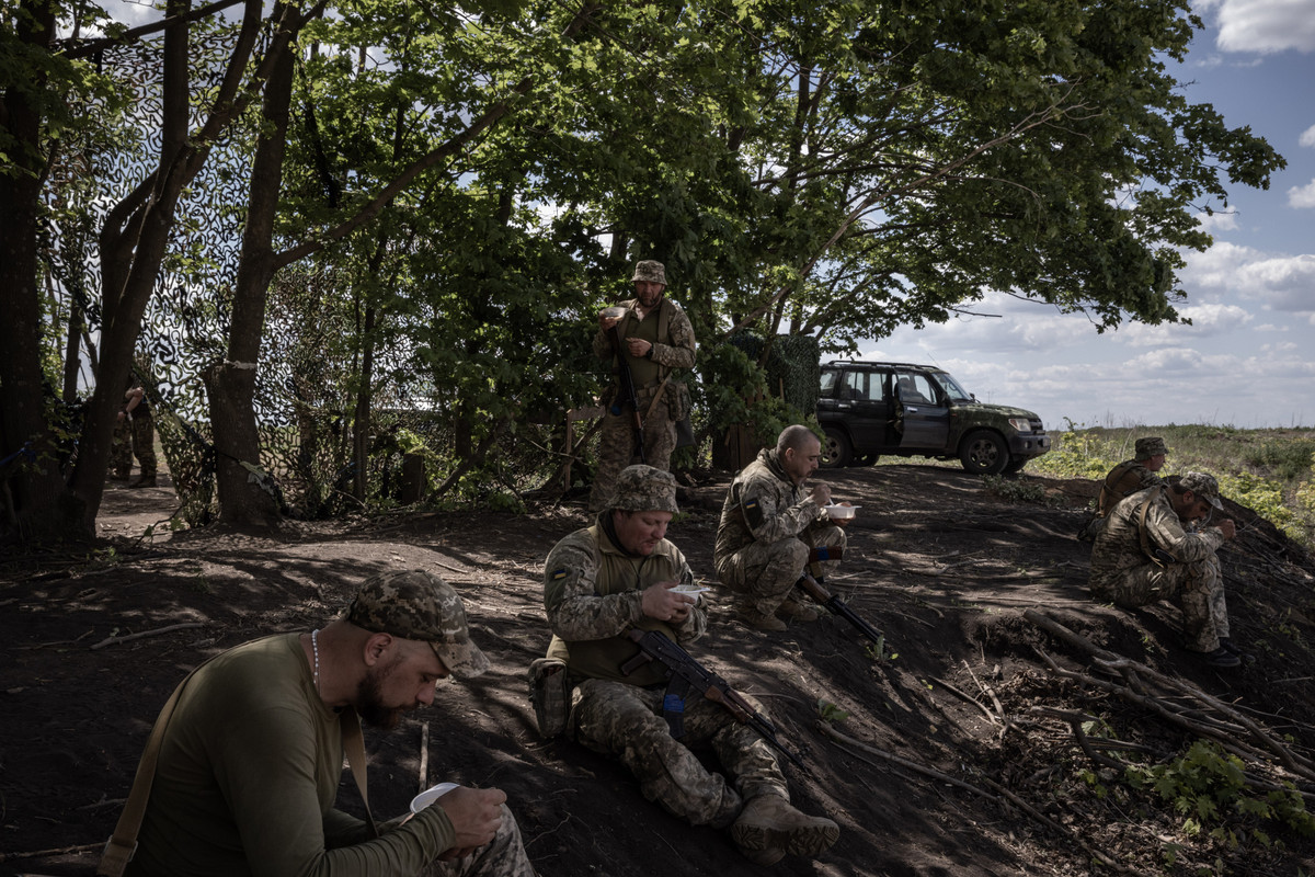 Cùng lúc đó, sở chỉ huy của “Lữ đoàn Cận vệ Tổng thống” gần như mất kiểm soát tình hình chung trong tình trạng hỗn loạn, liên lạc bị gián đoạn, chỉ huy thất bại và nhiều sĩ quan giàu kinh nghiệm không may thiệt mạng trong chiến đấu. Điều này chắc chắn đã khiến tình hình vốn đã khó khăn càng trở nên tồi tệ hơn.