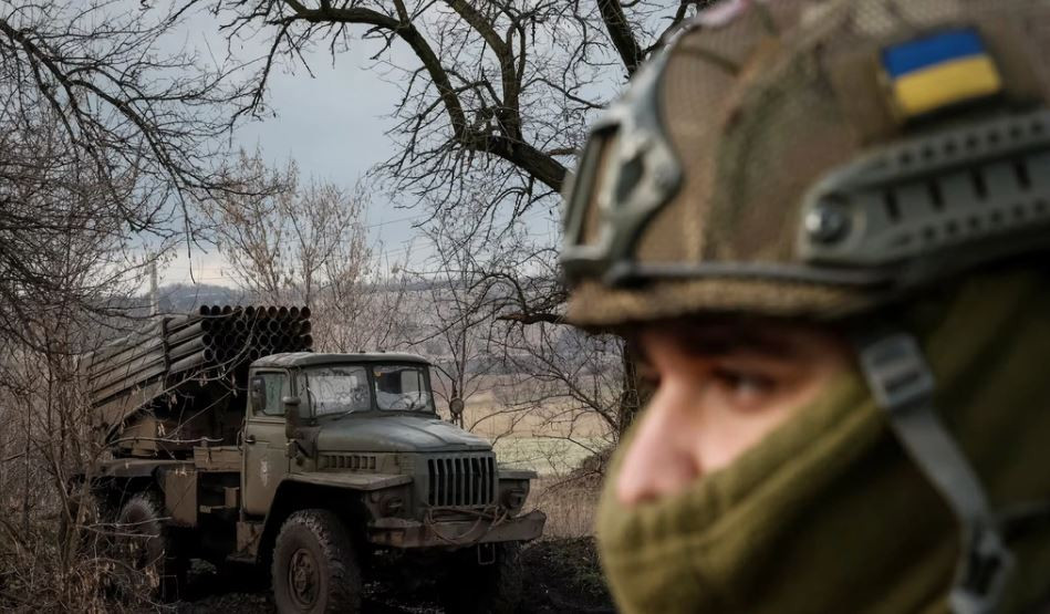 Nhưng dù vậy, ban chỉ huy Lữ đoàn 31 vẫn không bỏ cuộc. Họ biết rõ rằng, việc rút lui vào lúc này sẽ đồng nghĩa với sự sụp đổ của toàn mặt trận, nên họ đã chọn cách bám trụ và dùng những hành động thiết thực để động viên cấp dưới ở lại chiến đấu. 