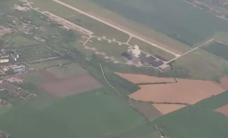 Mặt khác, Quân đội Ukraine đang chuẩn bị kỹ lưỡng cho khả năng triển khai máy bay chiến đấu F-16 ở miền trung Ukraine, cố gắng xoay chuyển cục diện cuộc chiến thông qua sự hỗ trợ trên không ở mức độ cao này. Công tác giám sát, kiểm tra tại sân bay diễn ra liên tục cả ngày lẫn đêm, từng phút, từng giây đều rất quan trọng. 