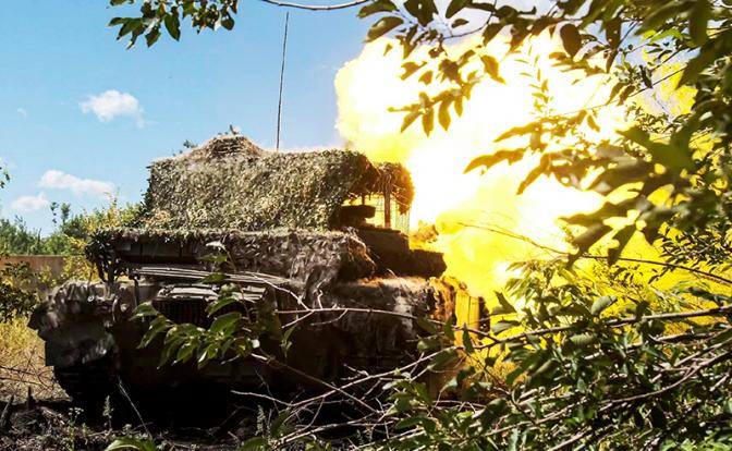 Khu vực Donbass, đặc biệt là phía tây Avdiivka, Toretsk, Chasov Yar và Ugledar đã trở thành tâm điểm tranh giành giữa hai bên. Các tuyến phòng thủ của Quân đội Ukraine đang phải chịu áp lực chưa từng có ở những nơi này.