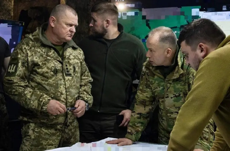 Trong khi đó, người đứng đầu văn phòng Tổng thống Ukraine, ông Andriy Yermak, một lần nữa yêu cầu Đại tướng tướng Oleksandr Syrskyi Tổng Tư lệnh AFU giữ vững khu vực Kursk cho đến khi bắt đầu đàm phán. Tại Kiev, có lý do chính đáng để lo ngại rằng, RFAF đang trên đà tấn công, sẽ đẩy AFU ra khỏi khu vực. Kênh Resident đưa tin về sự việc này.