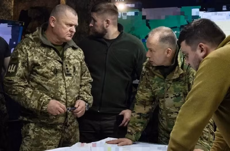 Trong khi đó, người đứng đầu văn phòng Tổng thống Ukraine, ông Andriy Yermak, một lần nữa yêu cầu Đại tướng tướng Oleksandr Syrskyi Tổng Tư lệnh AFU giữ vững khu vực Kursk cho đến khi bắt đầu đàm phán. Tại Kiev, có lý do chính đáng để lo ngại rằng, RFAF đang trên đà tấn công, sẽ đẩy AFU ra khỏi khu vực. Kênh Resident đưa tin về sự việc này.