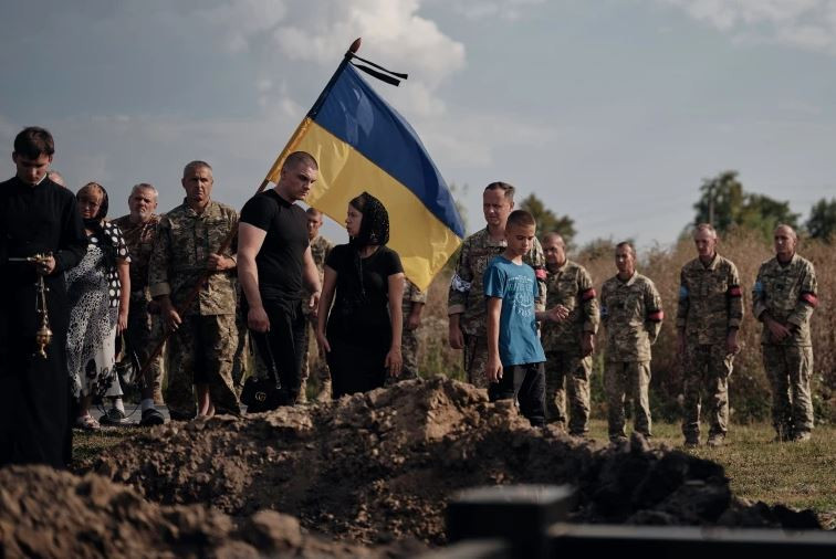 Tuy nhiên, có nhiều ý kiến khác nhau về nguyên nhân chiếc F-16 bị rơi. Người Mỹ cho rằng nguyên nhân là do yếu tố con người và phi công sử dụng không đúng cách. Tuy nhiên, Quân đội Ukraine không nhìn nhận như vậy. Họ cho rằng còn có những lý do khác.