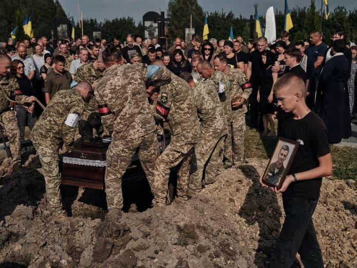 Và ngay ngày 30/8, nghị sĩ Ukraine Bezugraya, được mệnh danh là "Nữ giám thị", đã đăng tin trên mạng xã hội Telegram rằng, chiếc F-16 do phi công "Moon Fish" lái, đã bị chính lực lượng phòng không Ukraine bắn hạ?