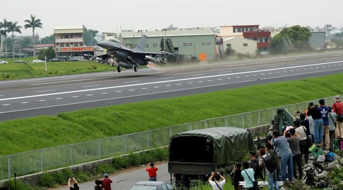 Ukraine tin rằng, bằng cách sử dụng đường cao tốc, thay vì các đường băng truyền thống để cất cánh và hạ cánh, họ có thể làm giảm cơ hội bị Nga tấn công vào số máy bay quý giá của mình. Một đoạn video trên mạng xã hội cho thấy, các phương tiện máy móc xây dựng của Ukraine, đang sửa đổi một số đoạn đường cao tốc, để phù hợp với việc máy bay quân sự cất cánh và hạ cánh. (Tiêm kích F-16 của Đài Loan cất cánh từ đường cao tốc. Ảnh: Reuters). 