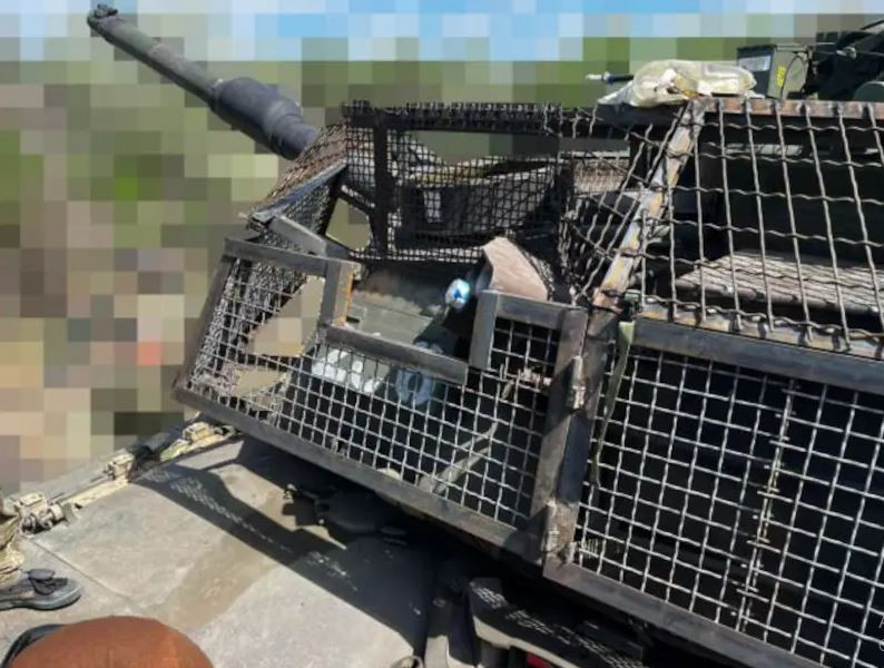 Trang The War Zone có bài miêu tả, lớp giáp lồng giúp nâng khả năng bảo vệ với xe tăng M1A1 Abrams của Ukraine. Trong đó lớp giáp lồng được bao phủ hoàn toàn tháp pháo, cả trên đỉnh và khu vực xung quanh. Ngoài ra có thể thấy một mảng giáp ERA, được lắp cho phần mũi xe và hai bên hông xe. 