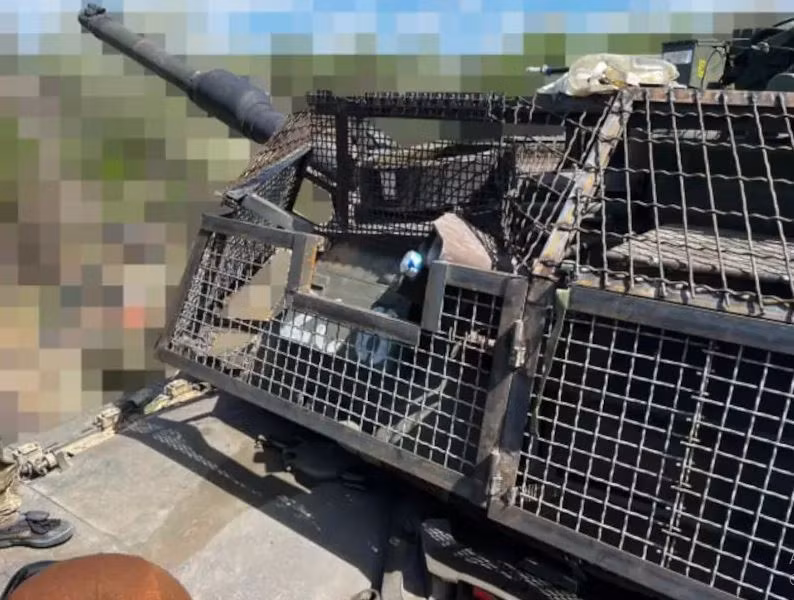 Trang The War Zone có bài miêu tả, lớp giáp lồng giúp nâng khả năng bảo vệ với xe tăng M1A1 Abrams của Ukraine. Trong đó lớp giáp lồng được bao phủ hoàn toàn tháp pháo, cả trên đỉnh và khu vực xung quanh. Ngoài ra có thể thấy một mảng giáp ERA, được lắp cho phần mũi xe và hai bên hông xe. 