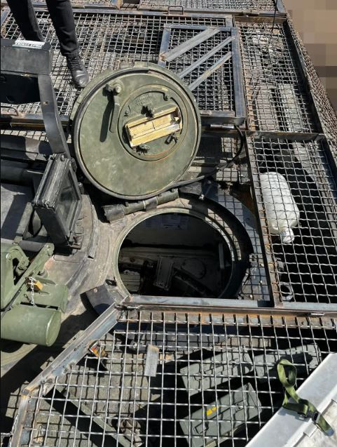 Để cho pháo thủ có thể thoát ra ngoài, phía giáp lồng phía trên có khoét cửa và có thể gập, giúp thành viên rời khỏi xe. Nhưng không rõ nó sẽ hoạt động như thế nào, nếu một khi cửa này bị UAV FPV đánh trúng? Ngoài ra khu vực súng máy 12,7 mm cũng không được bao phủ. 