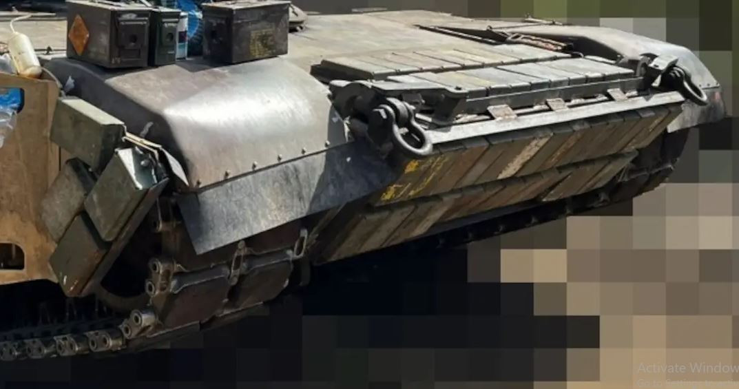 Các tấm giáp treo bổ sung M19 DZ bắt đầu được lắp đặt ở hai bên hông, khu vực diềm xích của xe tăng; những loại giáp này không tương ứng với cấu hình tiêu chuẩn của xe tăng Mỹ. Chưa kể việc Abrams bắt đầu được gia cố bằng các khối giáp ERA Kontact-1 của Liên Xô. 