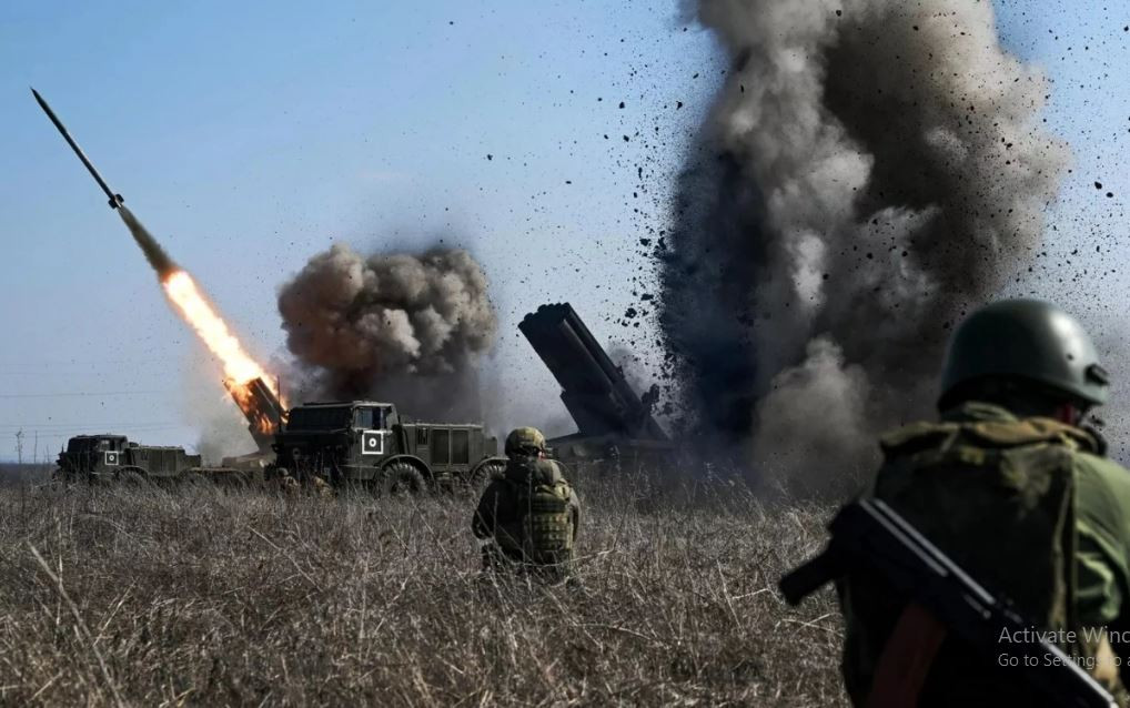 Cựu Tướng Zaluzhny cho biết, Quân đội Nga hiện đang đưa một lượng lớn vũ khí, vật tư công nghệ cao vào chiến trường. Dù hiện tại chiến tuyến vẫn tương đối ổn định, nhưng Quân đội Ukraine đang dần rút lui khỏi một số vị trí chủ chốt. Theo tính toán, sau năm 2027, Quân đội Nga sẽ bắt đầu hoạt động đột phá quy mô lớn, với tốc độ cao tới 100 km/tuần.