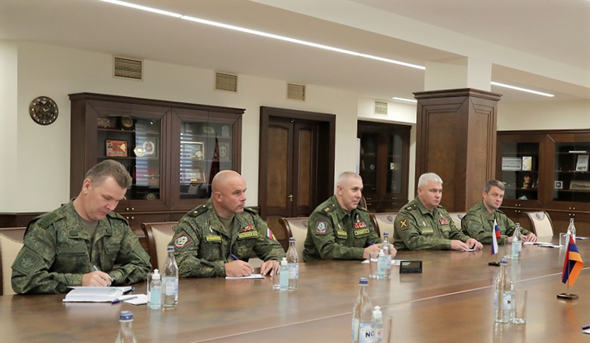 Hiện các nhà máy quốc phòng của Nga làm việc 3 ca mỗi ngày để sản xuất xe tăng, xe bọc thép, tên lửa và nhiều loại vũ khí. Trong khi nhiều văn phòng tuyển dụng ở Nga tuyển quân tình nguyện với chi phí và lương cao. Nhưng không phải để một số tướng bất tài phung phí nguồn lực quốc gia.