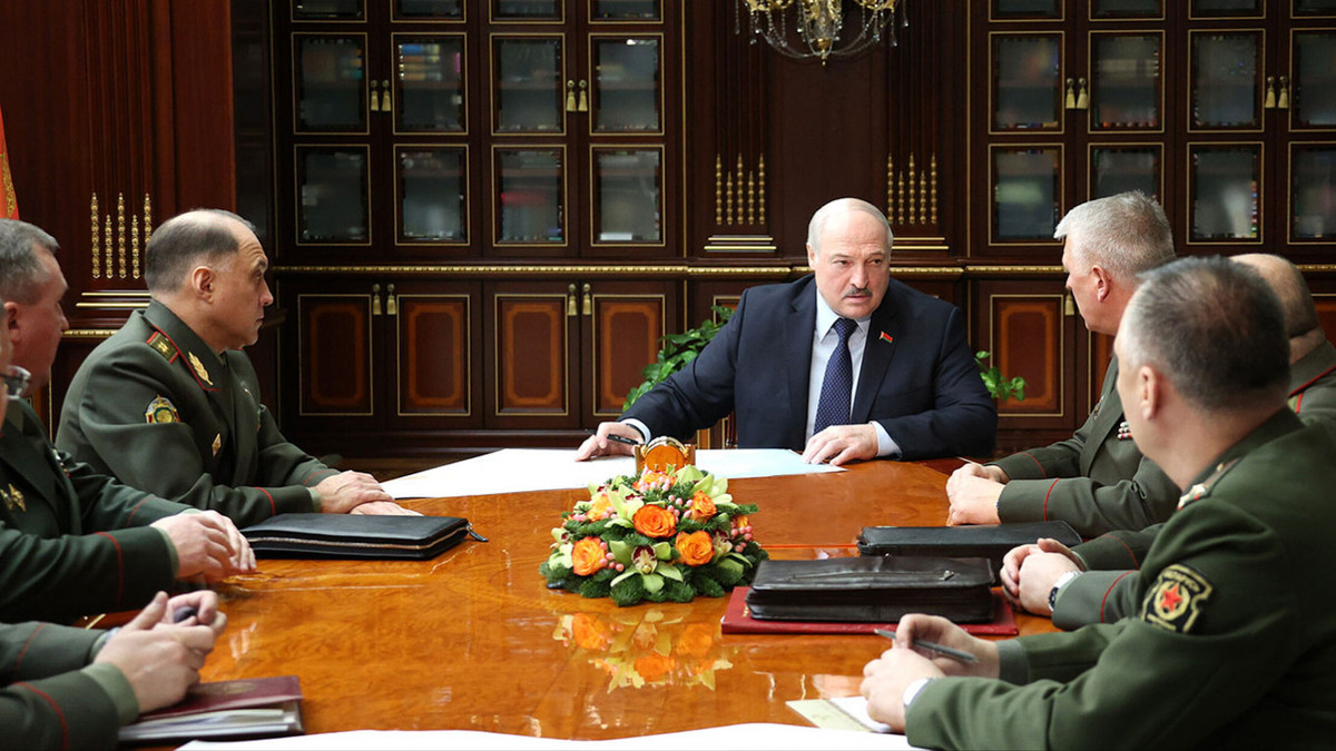 Rõ ràng, quyết định duy trì sự hiện diện quân sự của Nga tại Belarus được Tổng thống Belarus Alexander Lukashenko và Tổng thống Nga Vladimir Putin đưa ra vào ngày 18/2. Tuy nhiên vẫn có các thiết bị quân sự bổ sung tiếp tục được vận chuyển đến Belarus, điều này gây ra một số câu hỏi từ các chuyên gia.