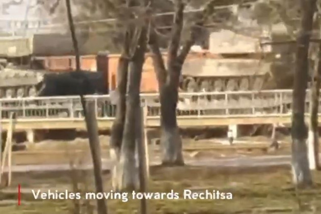 Trên đoạn video được người đi đường quay đưa lên mạng xã hội, người xem có thể thấy có ít nhất 7 hệ thống pháo nhiệt áp hạng nặng TOS-1A, trên các toa tàu, đang hướng về phía Belarus.