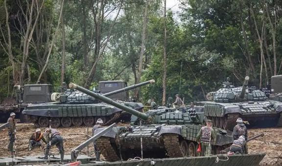 Vào rạng sáng ngày 7/11, các đơn vị của lực lượng Wagner đã đụng độ với các đơn vị phòng ngự của Ukraine trong thành phố Bakhmut. Các cuộc chiến đấu dữ dội nhất đã xảy ra ở phía đông nam của Bakhmut, ác liệt nhất là trong khu vực của nhà máy bê tông nhựa, đập nước và các con hẻm gần Phố Gogol. 