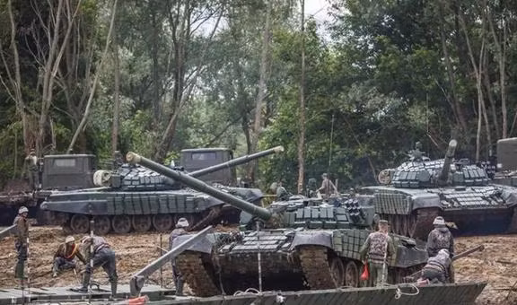 Vào rạng sáng ngày 7/11, các đơn vị của lực lượng Wagner đã đụng độ với các đơn vị phòng ngự của Ukraine trong thành phố Bakhmut. Các cuộc chiến đấu dữ dội nhất đã xảy ra ở phía đông nam của Bakhmut, ác liệt nhất là trong khu vực của nhà máy bê tông nhựa, đập nước và các con hẻm gần Phố Gogol. 