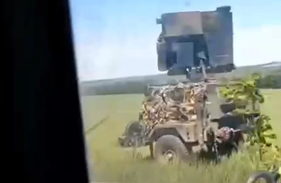 Ngoài ra, gần làng Kleshcheevka, một cặp pháo tự hành 2S3 và một radar trinh sát pháo binh AN/TPQ-36 của Lữ đoàn bộ binh cơ giới 53 Quân đội Ukraine, đã bị hỏa lực của Nga phá hủy.