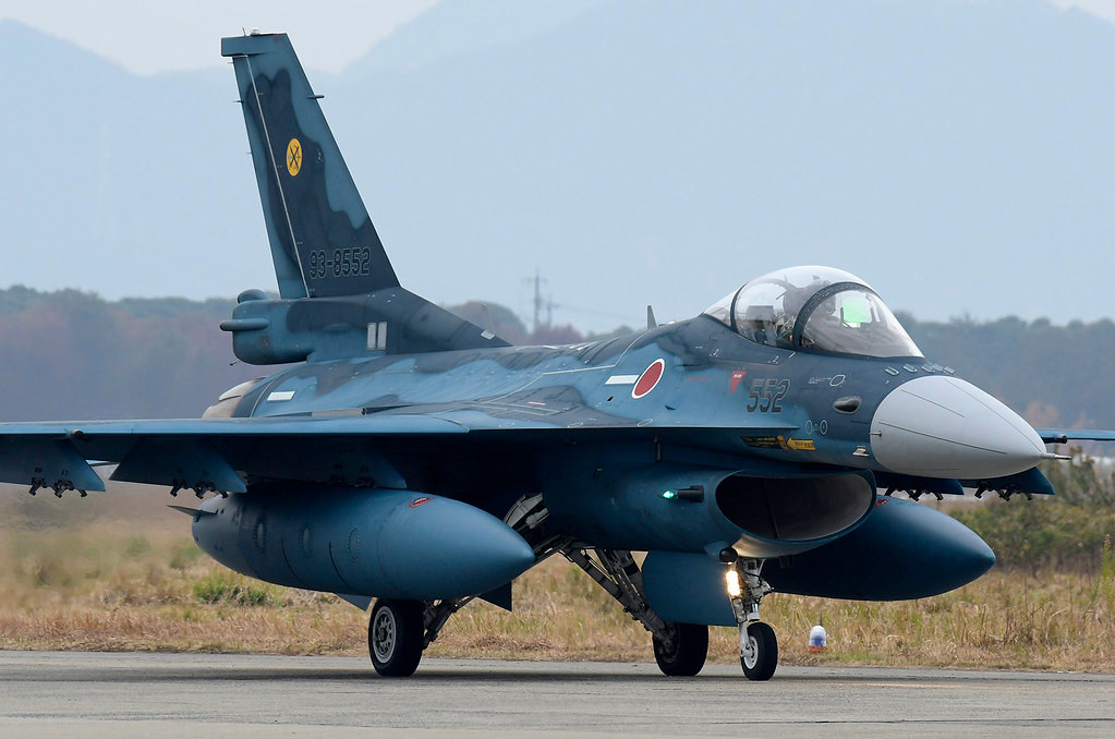 Yoshitomo Aoki, một chuyên gia hàng không cho biết, việc mất mái che buồng lái như vậy là rất hiếm nhưng việc các bộ phận bị lỗi, hoặc kiểm tra không kỹ có thể gây ra sự cố như vậy. Ông nói thêm: “Nhưng việc mất mái che sẽ không ảnh hưởng đến các chức năng bay của máy bay này”.