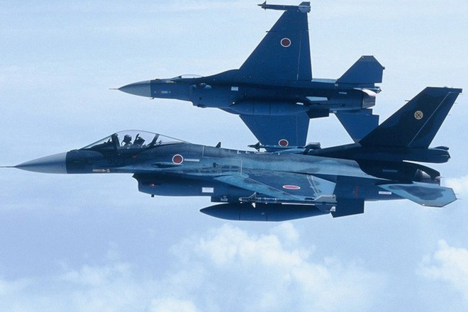 JASDF đã nhận chiếc F-2 đầu tiên vào tháng 3/2005. Sau đó F-2 đã được đưa đến Căn cứ Không quân Anderson của Mỹ ở Guam để tham gia cuộc tập trận quân sự Mỹ-Nhật vào tháng 6/2007. Trong các cuộc tập trận này, chiếc F-2 lần đầu tiên sử dụng vũ khí thật.
