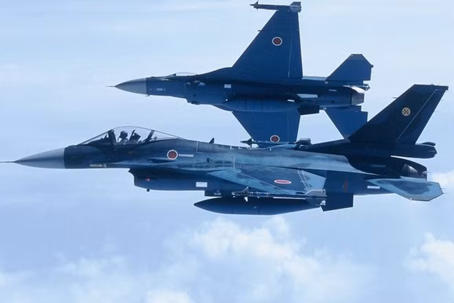 JASDF đã nhận chiếc F-2 đầu tiên vào tháng 3/2005. Sau đó F-2 đã được đưa đến Căn cứ Không quân Anderson của Mỹ ở Guam để tham gia cuộc tập trận quân sự Mỹ-Nhật vào tháng 6/2007. Trong các cuộc tập trận này, chiếc F-2 lần đầu tiên sử dụng vũ khí thật.