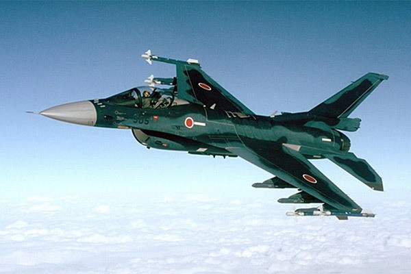 Là một phiên bản cải biên từ F-16, nhưng F-2 đã được cải tiến nhiều, nên tính năng được đánh giá cao hơn F-16. Buồng lái của F-2 được trang bị ba màn hình LCD hiển thị đa chức năng, do hãng Yokogawa phát triển và màn hình hiển thị gắn trên mũ bay của phi công do Shimadzu phát triển.
