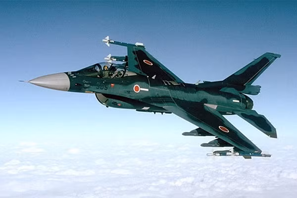 Là một phiên bản cải biên từ F-16, nhưng F-2 đã được cải tiến nhiều, nên tính năng được đánh giá cao hơn F-16. Buồng lái của F-2 được trang bị ba màn hình LCD hiển thị đa chức năng, do hãng Yokogawa phát triển và màn hình hiển thị gắn trên mũ bay của phi công do Shimadzu phát triển.