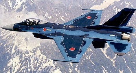 Để đẩy nhanh Chương trình phát triển tiêm kích F-2, Mitsubishi đã đề nghị công ty Lockheed Martin của Mỹ chuyển giao bản quyền chiến đấu cơ F-16 và chi phí sản xuất được chia theo cách Nhật Bản chi trả 60% và Mỹ chi trả 40%.