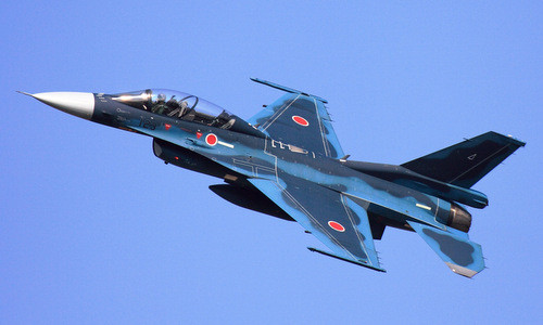 Năm phút sau khi chiếc F-2 cất cánh, khi máy bay đang bay trên vùng núi gần thành phố Asakura, vòm kính buồng lái của chiếc F-2 và thang thoát hiểm của nó bất ngờ rơi khỏi máy bay, khiến phi công phải điều khiển máy bay mà không có vòm kính che buồng lái.