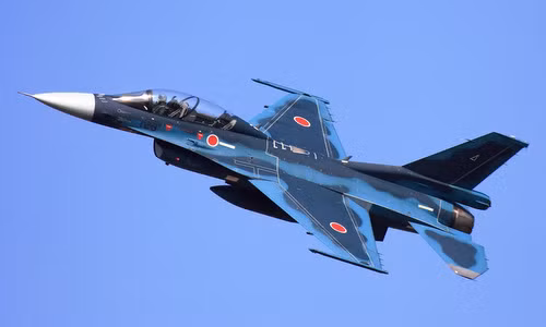 Năm phút sau khi chiếc F-2 cất cánh, khi máy bay đang bay trên vùng núi gần thành phố Asakura, vòm kính buồng lái của chiếc F-2 và thang thoát hiểm của nó bất ngờ rơi khỏi máy bay, khiến phi công phải điều khiển máy bay mà không có vòm kính che buồng lái.