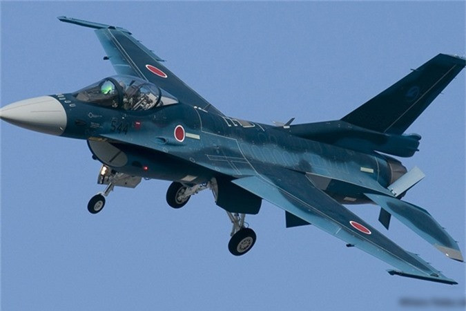 Chiến đấu cơ F-2 cũng là loại máy bay chiến đấu đầu tiên trên thế giới trang bị radar mảng pha quét điện tử chủ động (AESA); hệ thống thống tác chiến điện tử tích hợp, máy tính nhiệm vụ; tất cả đều do Mitsubishi Electric phát triển.