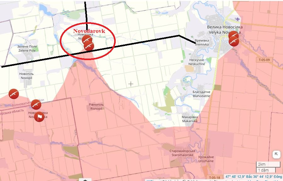 Làng Novodarovka nằm gần trục đường (trên bản đồ màu đen) nối làng Gulyaypole với Velikaya Novoselka. Nếu huyết mạch vận tải này bị cắt, quân Ukraine đồn trú ở Velikaya Novoselka gần như sẽ bị bao vây. Ngoài ra, tình huống này buộc Quân đội Ukraine ở hướng nam Donetsk, sẽ phải thiết lập lại toàn bộ hoạt động bảo đảm hậu cần cho khu vực.