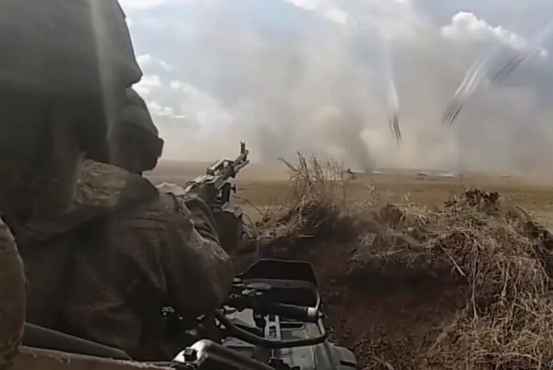 Ngôi làng Romanovka dù chỉ là một mắt xích trong chuỗi nhiều ngôi làng thuộc tuyến phòng thủ dọc sông Sukhi Yaly, hiện đang bị Cụm Vostok của Nga bao vây, nhưng có vai trò như điểm chốt của cuối tuyến phòng thủ. Bây giờ Cụm Vostok đang bao vây các cứ điểm còn lại, dọc con sông nhỏ này.