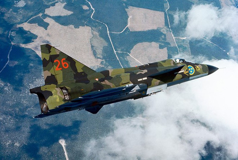 Tương tự, hệ thống điện tử hàng không hỗ trợ nhiều chế độ ném bom khác nhau cho các loại bom có mục đích chung. Các phương pháp ném bom như ném bom bổ nhào, ném bom cao và thấp đều được lập trình sẵn; giúp phi công linh hoạt hơn khi sử dụng bom.