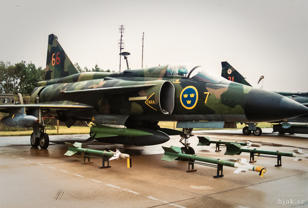 Máy bay AJ 37 được trang các loại vũ khí do Thụy Điển phát triển và cả các loại vũ khí của phương Tây; như tên lửa hành trình chống hạm Rb 04E, và sau đó là bom chùm Bk90 Mjölnir. Những vũ khí này đã mang lại cho AJ 37 một khả năng tấn công mặt đất và chống hạm rất mạnh.