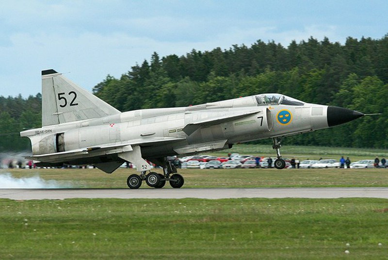 Tính năng theo dõi địa hình của radar trang bị trên AJ 37 cũng cực kỳ quan trọng và mang lại cho nó khả năng hoạt động trong mọi thời tiết. Trong điều kiện tầm nhìn bị hạn chế, AJ 37 có thể thực hiện nhiệm vụ mà không gặp vấn đề gì ở tầm thấp.