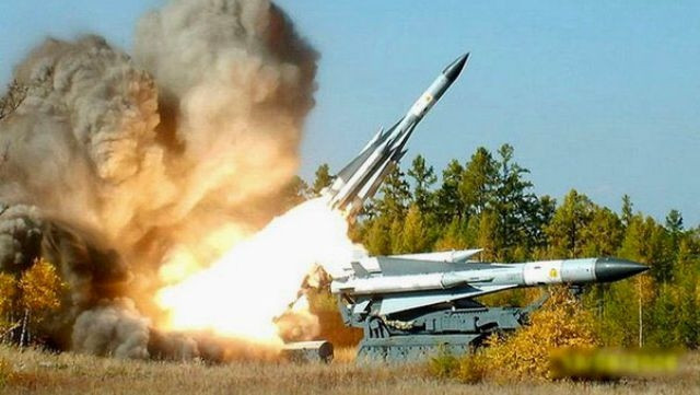 Theo một số phán đoán, có thể phòng không Ukraine đã bắn hạ một máy bay cảnh báo sớm A-50U bằng hệ thống phòng không S-200 từ thời Liên Xô. Mặc dù có suy đoán rằng, máy bay chiến đấu F-16 do phương Tây hỗ trợ có thể đã tham gia cuộc chiến, nhưng hiện tại không có bằng chứng thuyết phục nào chứng minh cho thông tin này.