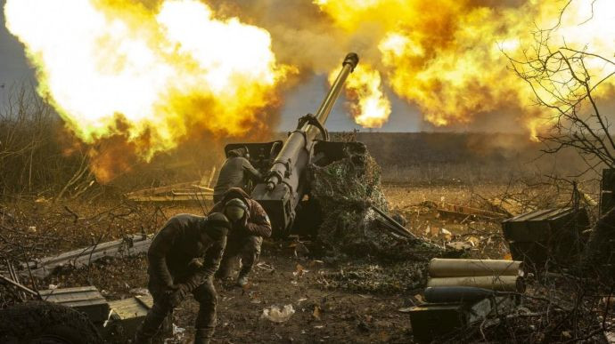 Vào thời kỳ đỉnh cao, quân đội Nga tiêu thụ 50.000 viên đạn pháo các loại mỗi ngày; trung bình là từ 20.000 đến 30.000 viên đạn pháo một ngày. Nên nhớ Bakhmut là một thành phố nhỏ, mặc dù có vị trí chiến lược quan trọng, nhưng diện tịch không quá lớn. Ngay cả khi chiến dịch liên quan đến vùng ngoại ô Bakhmut nữa, thì hơn 4 triệu quả đạn pháo là một thống kê đáng kinh ngạc.