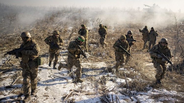 Về phía Ukraine, hiện họ vẫn chưa thừa nhận mình đã mất quyền kiểm soát Bakhmut, điều đó có nghĩa là phía Ukraine vẫn chưa thừa nhận thất bại và khả năng sự kháng cự sẽ tiếp tục. Minh chứng là họ vẫn còn tập trung khoảng 80.000 quân xung quanh Bakhmut và đe dọa mở cuộc phản công; đây là điều mà quân đội Nga phải lo đối phó.