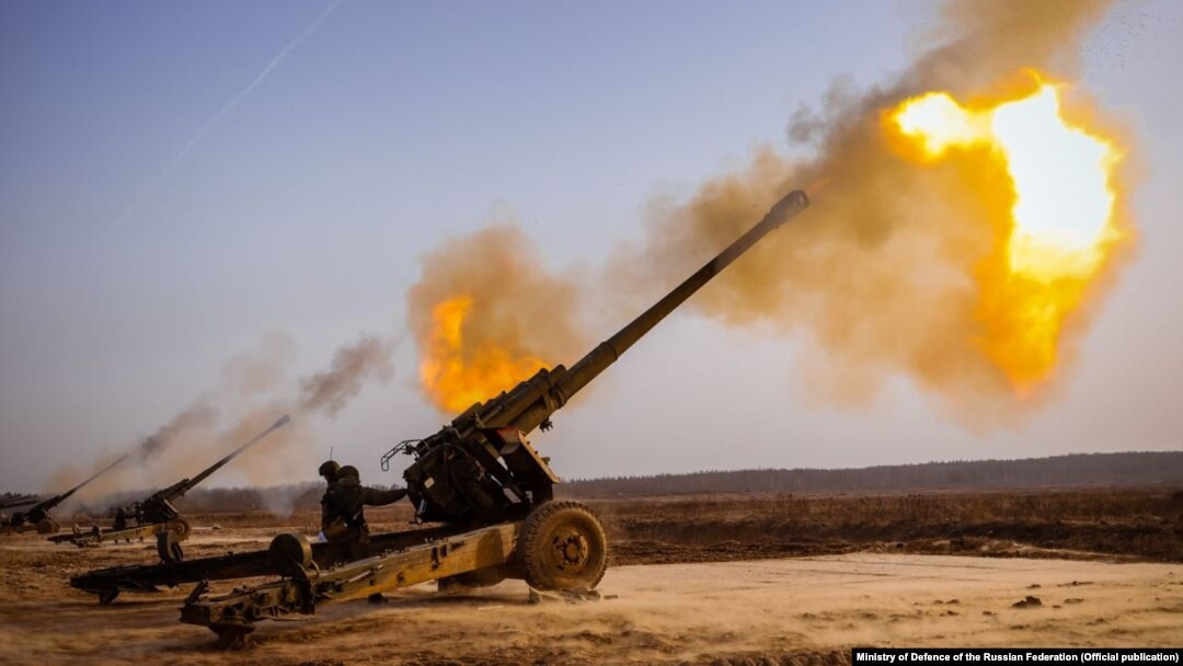 Với việc Quân đội Nga sử dụng hỏa lực một cách tàn khốc, thì những điểm yếu của quân đội Ukraine ở chiến trường Bakhmut cũng đã được bộc lộ hoàn toàn. Ngoài việc sử dụng pháo binh, Nga còn sử dụng một số lượng lớn vũ khí có độ chính xác cao như tên lửa hành trình Kalibr 3M14, tên lửa chống bức xạ Kh-31P, tên lửa đạn đạo chiến thuật Iskander…