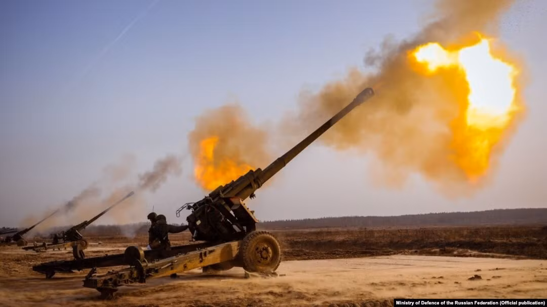 Với việc Quân đội Nga sử dụng hỏa lực một cách tàn khốc, thì những điểm yếu của quân đội Ukraine ở chiến trường Bakhmut cũng đã được bộc lộ hoàn toàn. Ngoài việc sử dụng pháo binh, Nga còn sử dụng một số lượng lớn vũ khí có độ chính xác cao như tên lửa hành trình Kalibr 3M14, tên lửa chống bức xạ Kh-31P, tên lửa đạn đạo chiến thuật Iskander…