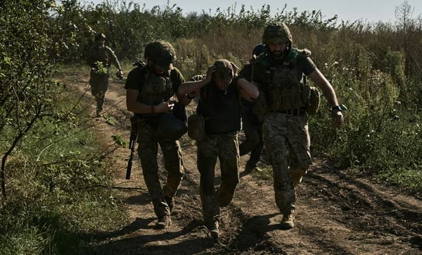 Nghi vấn dai dẳng này được lan truyền, có thể kéo theo hiệu ứng lan rộng với những người thân của các quân nhân thuộc những lữ đoàn khác. Và điều này có thể sẽ dẫn tới các cuộc biểu tình rầm rộ trong xã hội chứ không đơn thuần là những khiếu nại. (Nguồn ảnh: Topwar, CNN, Ukrinform, The Guardian).