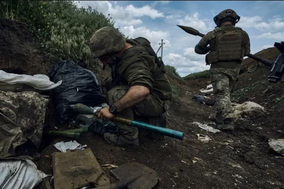 Thông thường, quân của Lữ đoàn 141 sử dụng chiến thuật bằng các nhóm tấn công nhỏ, chỉ được trang bị vũ khí hỏa lực hạng nhẹ như súng phóng lựu B41 của Liên Xô hay Carl-Gustaf của Thụy Điển viện trợ; về vũ khí phòng không là tên lửa vác vai (MANPADS). Tuy nhiên, hiệu quả của những vũ khí này đều rất thấp và dễ bị thiệt hại trước hỏa lực quá mạnh của quân Nga. 