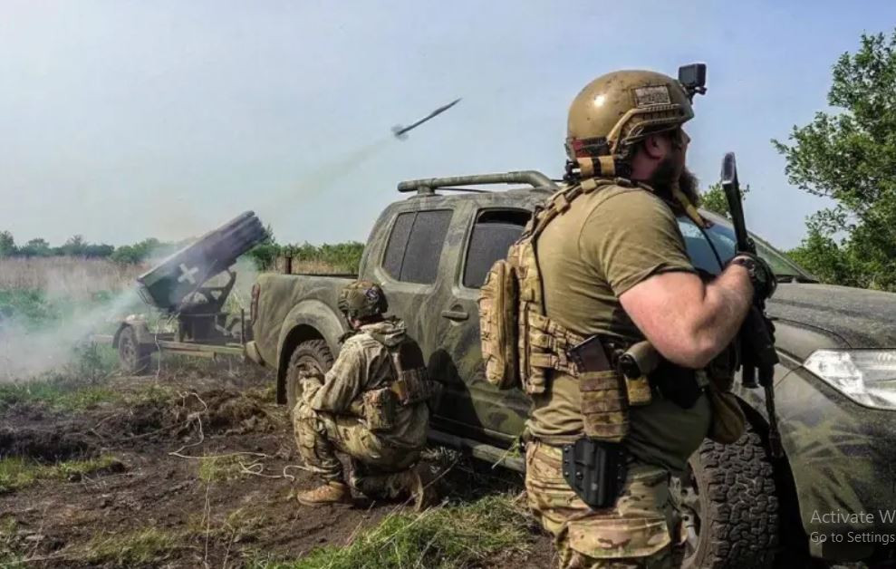 Còn trang Topcor.ru của Nga cho biết, Quân đội Ukraine đang cố gắng che giấu tổn thất lớn về quân số của Lữ đoàn bộ binh 141 và các đơn vị khác, khi người thân của quân nhân Lữ đoàn 141 đang công khai bày tỏ sự bất bình lớn trước hành động của các chỉ huy đơn vị, những người đang che giấu tổn thất về quân số của lữ đoàn này khi chiến đấu ở chiến trường Zaporozhye. 