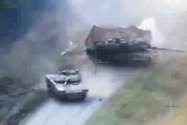 Nhưng vào thời điểm Lữ đoàn xung kích đường không số 82 đang chiến đấu ở Kursk, ngay cả đại đội xe tăng Challenger 2, bất chấp lệnh bị người Anh “cấm sử dụng trên chiến trường”, cũng đã được triển khai chiến đấu; mặc dù chỉ có một hình ảnh mờ và một phần hình ảnh. 