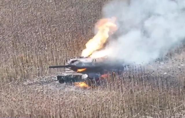 Hiện số xe tăng Leopard 1A5, phần lớn được biên chế tập trung tại Lữ đoàn xe tăng số 5 để làm nhiệm vụ huấn luyện; nhưng một số đã được nâng cấp để sẵn sàng chiến đấu. Rất có thể trong thời gian tới, khi tình hình chiến trường nguy cấp, Lữ đoàn xe tăng số 5 này cũng sẽ được tung vào chiến đấu, mặc dù họ chỉ được trang bị xe tăng đời cũ, làm nhiệm vụ huấn luyện. (Nguồn ảnh: Sina, Ukrinform, Topwar).