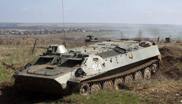 Dưới sự yểm trợ mãnh liệt của hỏa lực bắn thẳng của quân Nga, chiếc xe MT-LB chất đầy thuốc nổ được một lính Nga lái; khi cách mục tiêu khoảng 300 mét, tài xế cài ga cố định, nhanh chóng xuống xe và cho xe lao thẳng về phía công sự của quân Ukraine.