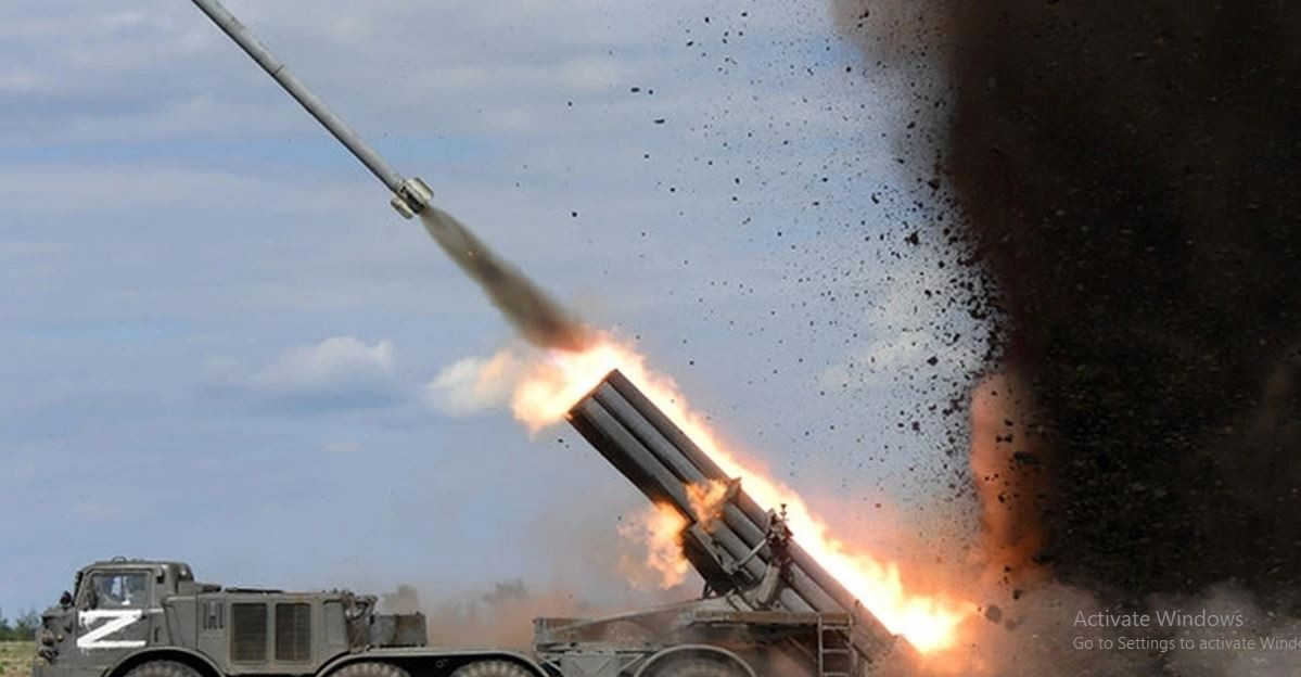 Với tầm bắn tăng lên, cho Tornado-S khả năng tấn công hiệu quả các mục tiêu mà trước đây, được giành cho tên lửa đạn đạo chiến thuật như Iskander. Việc sử dụng phương pháp dẫn đường vệ tinh, mức chính xác của Tornado-S rất cao và sức công phá của đầu đạn đủ sức phá hủy hầu hết mọi mục tiêu, kể mục tiêu kiên cố.